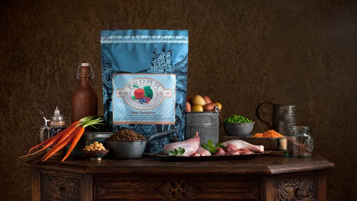 Fromm Hasen Duckenpfeffer dog food lifestyle display